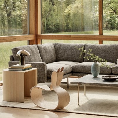 Imagen ambientada salón Rocking Horse en fresno lacado de Fritz Hansen Imagen ambientada salón Rocking Horse en fresno lacado de Fritz Hansen