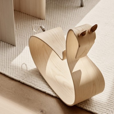 Imagen ambientada Rocking Horse en fresno lacado de Fritz Hansen Imagen ambientada Rocking Horse en fresno lacado de Fritz Hansen