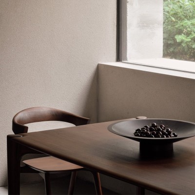 Imagen ambientada comedor silla Bok en teca marrón oscuro de Ethnicraft Imagen ambientada comedor silla Bok en teca marrón oscuro de Ethnicraft