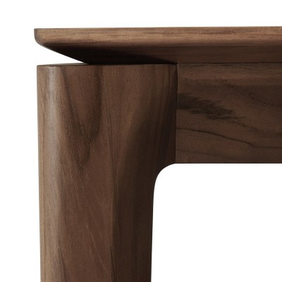 Detalle pata y tablero mesa Bok teca marrón oscuro de Ethnicraft Detalle pata y tablero mesa Bok teca marrón oscuro de Ethnicraft