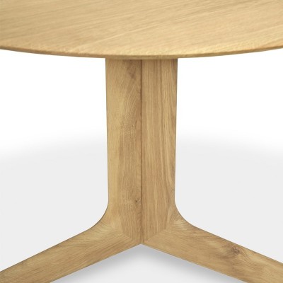 Detalle patas mesa de comedor Corto redonda roble de Ethnicraft Detalle patas mesa de comedor Corto redonda roble de Ethnicraft