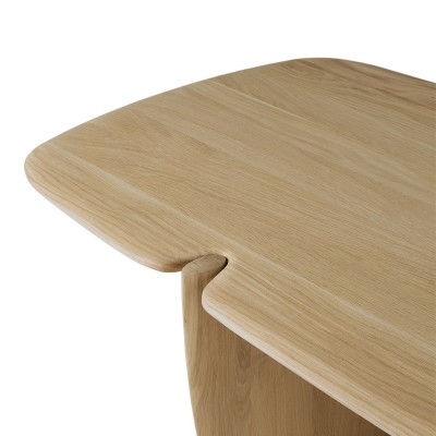 Detalle tablero mesa de centro PI en madera de roble de Ethnicraft. Detalle tablero mesa de centro PI en madera de roble de Ethnicraft.