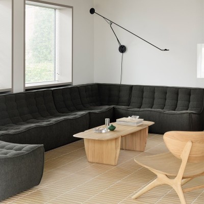 Salón ambientado con la mesa de centro PI en madera de roble de Ethnicraft. Salón ambientado con la mesa de centro PI en madera de roble de Ethnicraft.