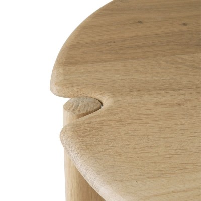 Detalle sobre mesa auxiliar PI en madera de roble barnizado de Ethnicraft Detalle sobre mesa auxiliar PI en madera de roble barnizado de Ethnicraft