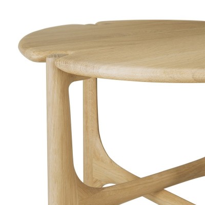 Detalle encuentro estructura y tablero mesa auxiliar PI en madera de roble de Ethnicraft Detalle encuentro estructura y tablero mesa auxiliar PI en madera de roble de Ethnicraft
