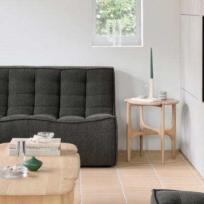 Imagen ambientada mesa auxiliar PI en madera de roble barnizado de Ethnicraft