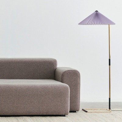 Imagen ambientada lámpara Matin de pie color lavanda sofá Mags de HAY Imagen ambientada lámpara Matin de pie color lavanda sofá Mags de HAY