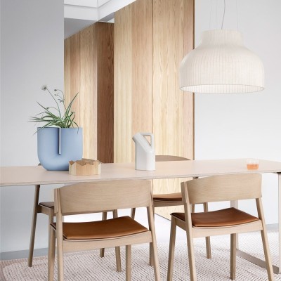 Imagen ambientada comedor jarrón Kink color light blue de Muuto Imagen ambientada comedor jarrón Kink color light blue de Muuto