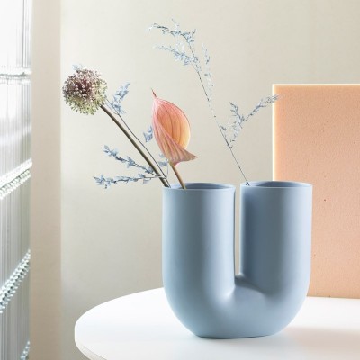 Imagen ambientada jarrón Kink color light blue de Muuto Imagen ambientada jarrón Kink color light blue de Muuto