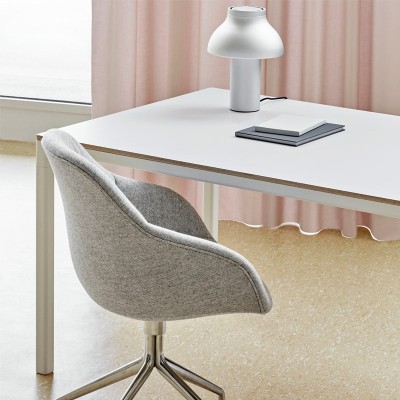 Imagen ambientada mesa de comedor T12 blanca con silla AAC 121 de HAY Imagen ambientada mesa de comedor T12 blanca con silla AAC 121 de HAY