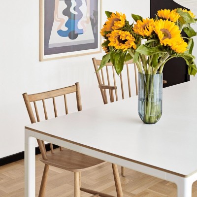 Imagen ambientada mesa de comedor T12 blanca con silla J41 de HAY Imagen ambientada mesa de comedor T12 blanca con silla J41 de HAY