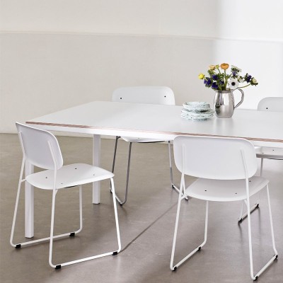 Imagen ambientada mesa de comedor T12 blanca con silla Soft Edge 55 de HAY Imagen ambientada mesa de comedor T12 blanca con silla Soft Edge 55 de HAY