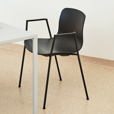 Imagen ambientada silla About A Chair AAC18 negra de HAY Imagen ambientada silla About A Chair AAC18 negra de HAY