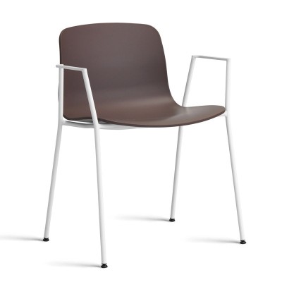 About A Chair AAC18 color raisin con pata blanca de HAY About A Chair AAC18 color raisin con pata blanca de HAY