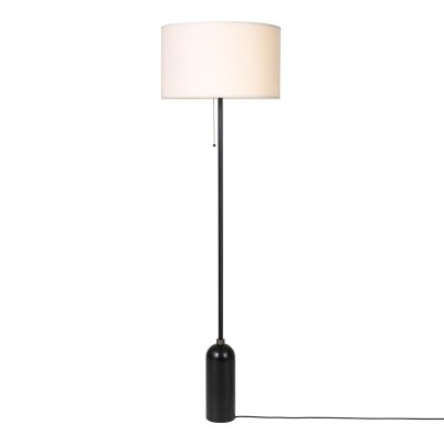 Lámpara de pie Gravity blackened steel con pantalla blanca encendida de Gubi en Moises Showroom Lámpara de pie Gravity blackened steel con pantalla blanca encendida de Gubi en Moises Showroom