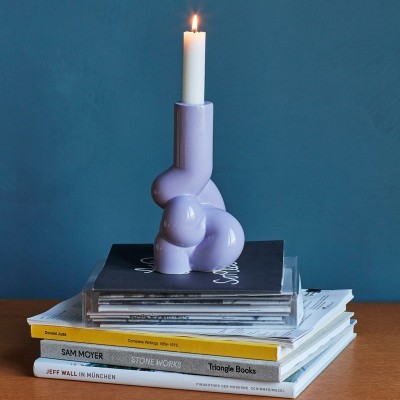 Imagen ambientada W&S Soft Candleholder color lavanda de HAY Imagen ambientada W&S Soft Candleholder color lavanda de HAY