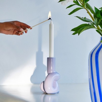 Imagen ambientada jarrón Juice azul y W&S Soft Candleholder color lavanda de HAY Imagen ambientada jarrón Juice azul y W&S Soft Candleholder color lavanda de HAY