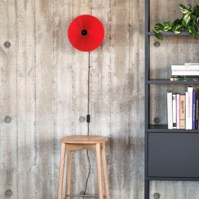 Imagen ambientada Matin Wall Lamp color bright red sobre taburete sof edge de HAY Imagen ambientada Matin Wall Lamp color bright red sobre taburete sof edge de HAY