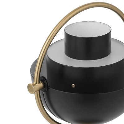 Detalle Multi Lite portable lamp latón con pantalla negra mate de Gubi Detalle Multi Lite portable lamp latón con pantalla negra mate de Gubi