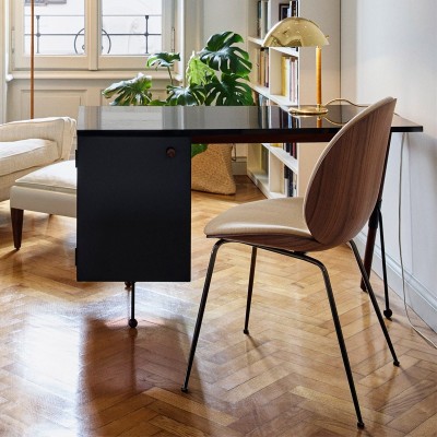 Imagen ambientada silla Beetle carcasa de madera y frente tapizado de Gubi Imagen ambientada silla Beetle carcasa de madera y frente tapizado de Gubi