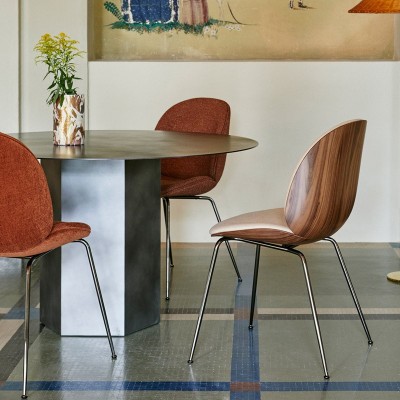 Imagen ambientada silla de comedor Beetle carcasa de madera y frente tapizado de Gubi Imagen ambientada silla de comedor Beetle carcasa de madera y frente tapizado de Gubi