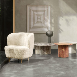 Sillón Stay patas de madera de Gubi Sillón Stay patas de madera de Gubi