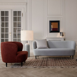 Sillón Stay patas de madera de Gubi Sillón Stay patas de madera de Gubi