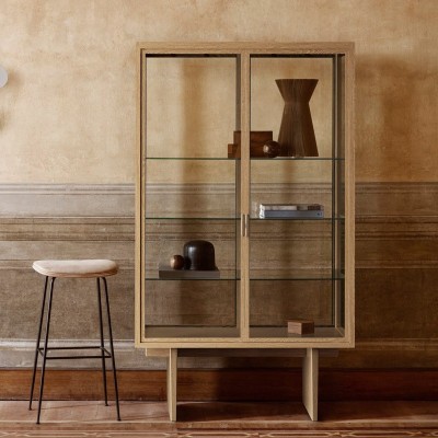 Imagen ambientada Vitrina Private madera de roble de Gubi Imagen ambientada Vitrina Private madera de roble de Gubi