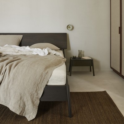 Ethnicraft, Cama Air en roble barnizado marrón