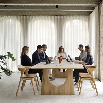 Tavolo da riunione geometrico, rovere naturale - Ethnicraft Tavolo da riunione geometrico, rovere naturale - Ethnicraft