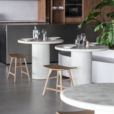 Tavolo da pranzo Elements, microcemento Off White, di Ethnicraft Tavolo da pranzo Elements, microcemento Off White, di Ethnicraft