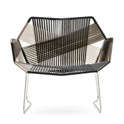 Moroso, poltrona Tropicalia con braccioli e base in acciaio inox. Moroso, poltrona Tropicalia con braccioli e base in acciaio inox.