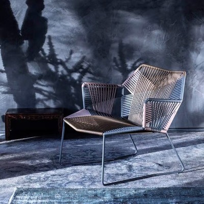 Moroso, poltrona Tropicalia con braccioli e base in acciaio inox. Moroso, poltrona Tropicalia con braccioli e base in acciaio inox.