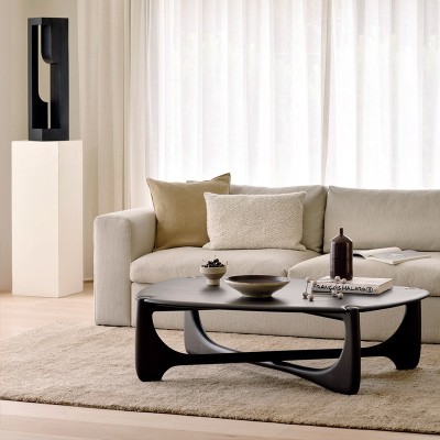 imagen sofá Mellow de Ethnicraft en salón con mesa de centro oscura imagen sofá Mellow de Ethnicraft en salón con mesa de centro oscura