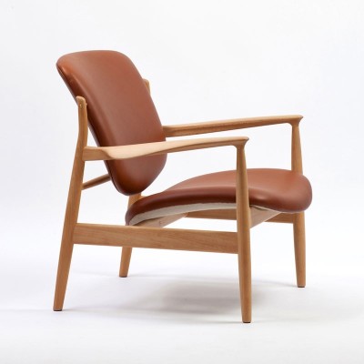 Butaca France Chair roble y piel de Finn Juhl en Moises Showroom Butaca France Chair roble y piel de Finn Juhl en Moises Showroom