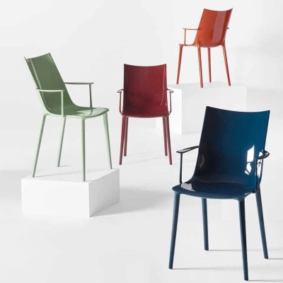 Chaise H.H.H. de Kartell , conçue par Philippe Starck Chaise H.H.H. de Kartell , conçue par Philippe Starck