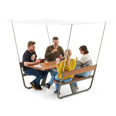 mesa manille soft shade de extremis con cuatro personas sentadas comiendo mesa manille soft shade de extremis con cuatro personas sentadas comiendo
