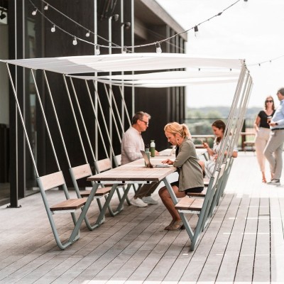 combinacion de varias mesas manille soft shade unidas de extremis en una terraza exterior combinacion de varias mesas manille soft shade unidas de extremis en una terraza exterior