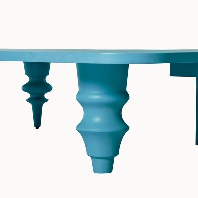 Mesa baja Multileg fresno teñido azul de BD Barcelona en Moises Showroom