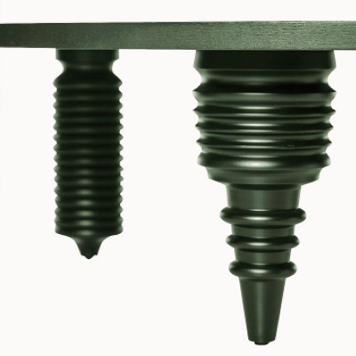 Mesa baja Multileg fresno teñido verde oliva de BD Barcelona en Moises Showroom