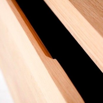 Cajón semiabierto del aparador Wave de Ethnicraft.