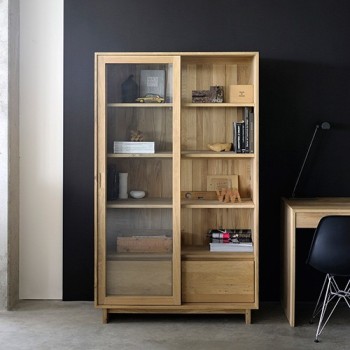 Vitrina colección Wave de Ethnicraft fabricada en madera de roble en ambiente acogedor