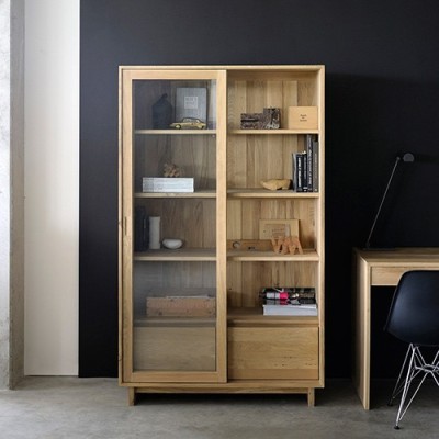 Vitrina colección Wave de Ethnicraft fabricada en madera de roble en ambiente acogedor Vitrina colección Wave de Ethnicraft fabricada en madera de roble en ambiente acogedor
