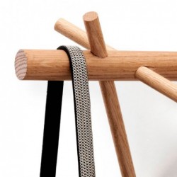 detalle madera perchero stick hook color nature de Normann copenhagen detalle madera perchero stick hook color nature de Normann copenhagen