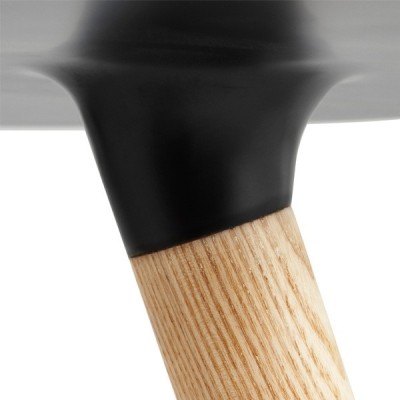 detalle acabados patas Mesa grande Tablo color negro de Normann Copenhagen. detalle acabados patas Mesa grande Tablo color negro de Normann Copenhagen.
