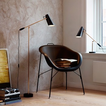 espacio alumbrado con Lámpara de pie Birdy color negro y pie en latón de Northern Lighting. Disponible en Moisés showroom.