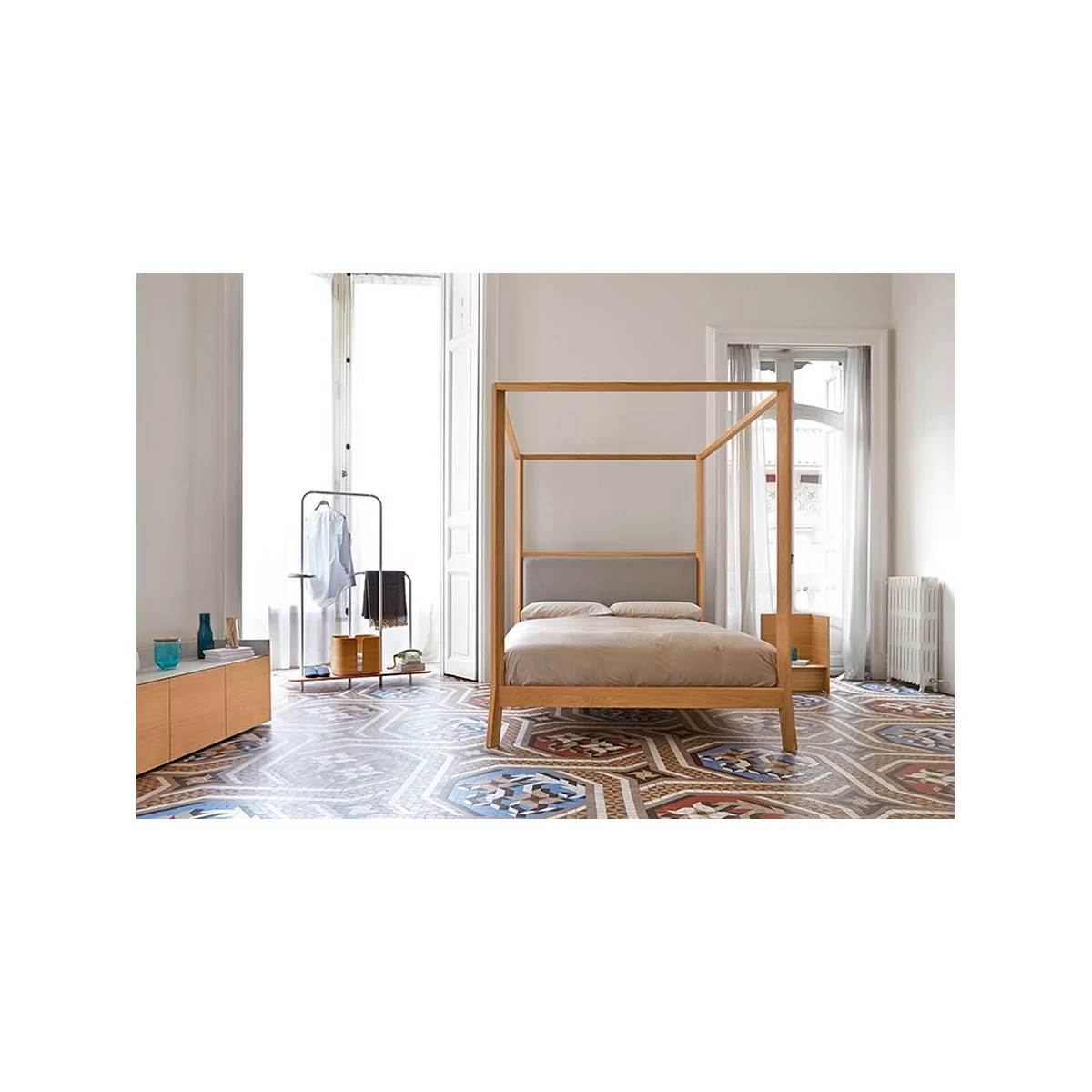 dormitorio con Cama con dosel Breda madera de roble de Punt Mobles