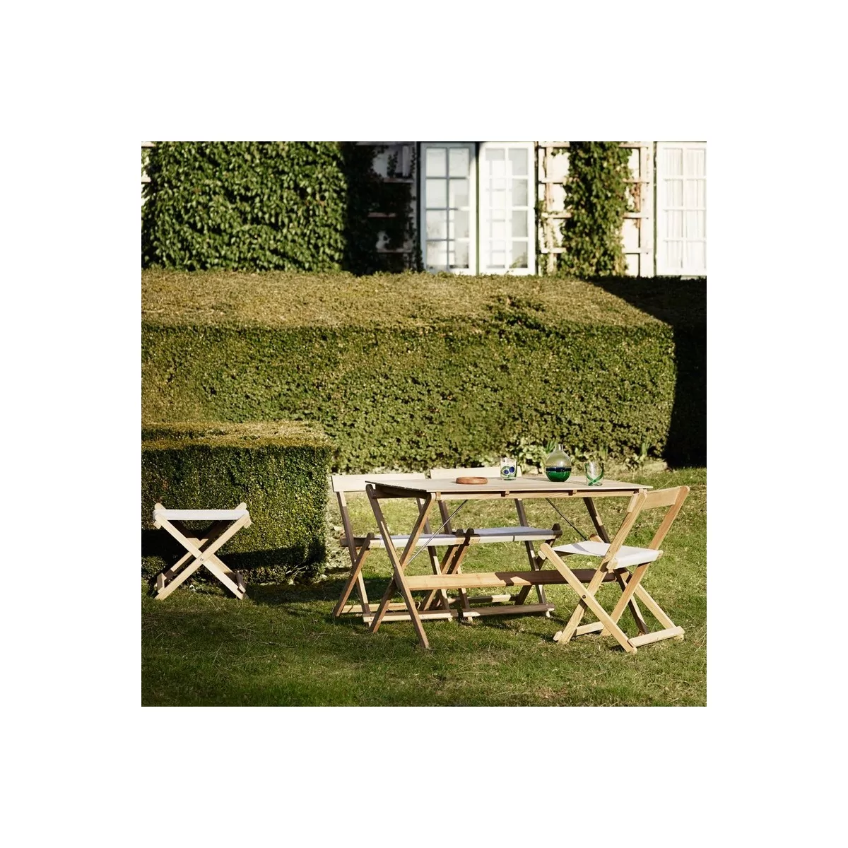 Jardín con Silla de comedor BM4570 y Mesa BM3670 de carl Hansen. Disponible en Moisés showroom