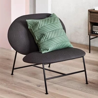 Ambiente fotografiado por Chris Tonnensen con silla Oblong color gris oscuro de Northern. Ya en Moisés showroom Ambiente fotografiado por Chris Tonnensen con silla Oblong color gris oscuro de Northern. Ya en Moisés showroom
