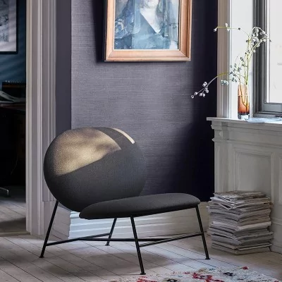 Salón fotografiado por Chris Tonnensen con silla Oblong color gris oscuro de Northern. En moisés showroom Salón fotografiado por Chris Tonnensen con silla Oblong color gris oscuro de Northern. En moisés showroom